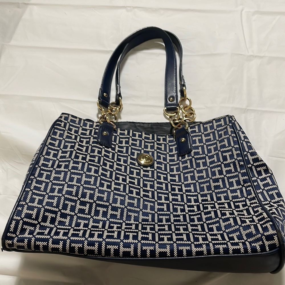 Tommy Hilfiger women’s handbag in like new condition. Mainly navy with white TH